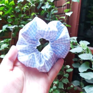 Buộc tóc scrunchies kẻ caro xanh giá 1k 1 chiếc.