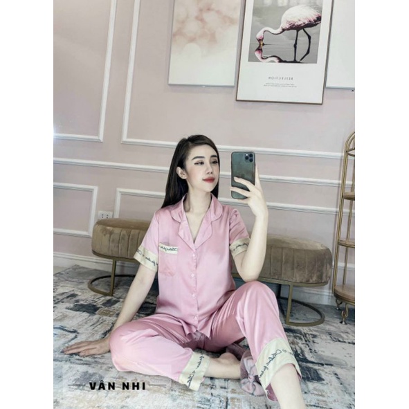 Bộ Pyjama tay ngắn quần dài xinh xắn.