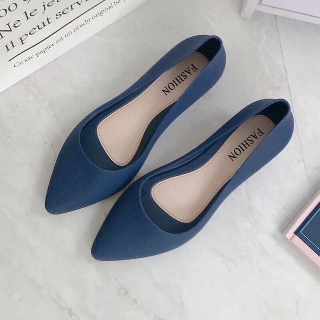 Giày nhựa đi mưa