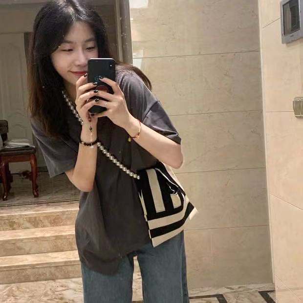Túi Đeo Vai One Dệt Kim Màu Trắng Đính Ngọc Trai Phối Dây Xích Thời Trang