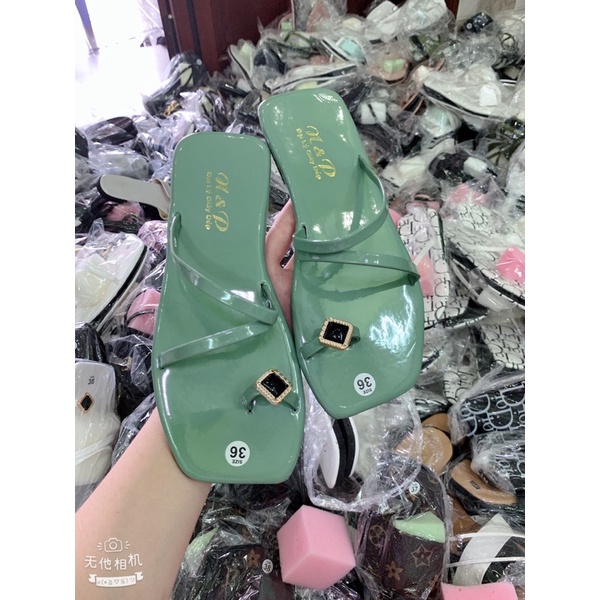 dép dây có đính hạt sang chảnh đầu vuông. bao bền đẹp.. mang được mọi thời tiết. cam kết như hình. ( hình tự chụp )