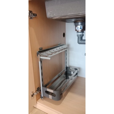 Kệ để chai lọ tẩy rửa dưới chậu rửa, kệ thông minh có ray trượt đặt trong tủ bếp.