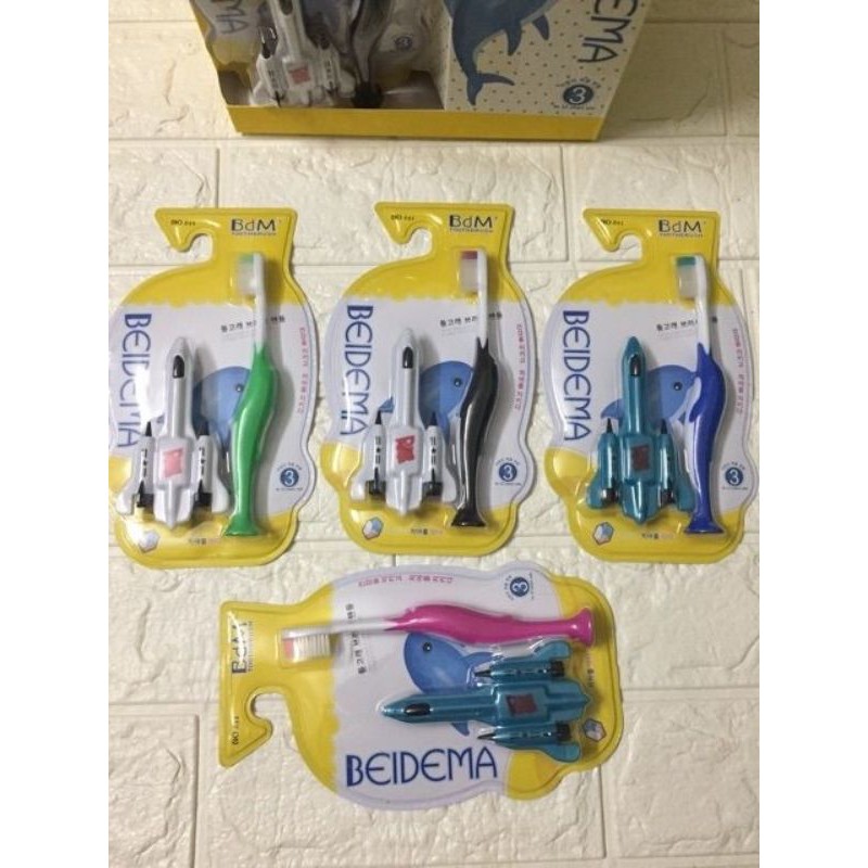 Bàn chải đánh răng cho bé trai có kèm máy bay