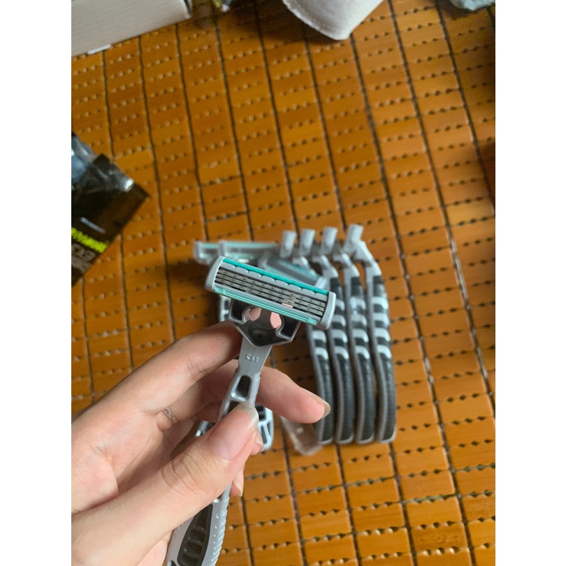 Dao Cạo Râu 3 Lưỡi Sắc Bén, Thanh Bôi Trơn Chứa Vitamin E Dễ Dàng Cạo Sát Chân Lông S Select Nhật Bản (8 Chiếc/ Gói)