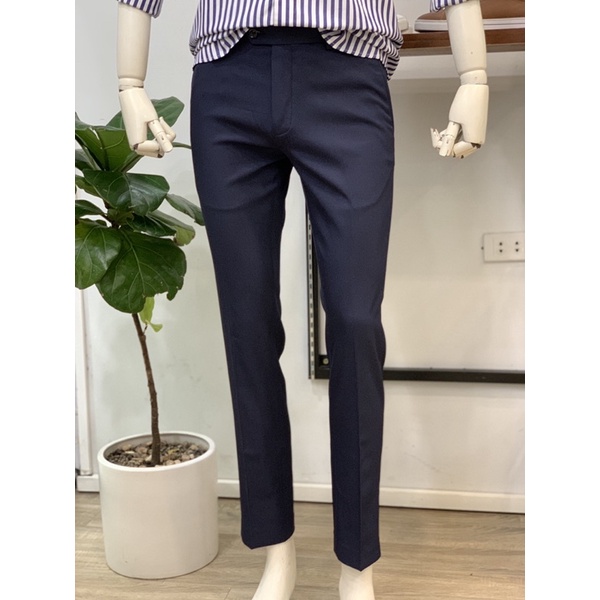 Quần vải AlviQ, form slim, vải chống nhăn.