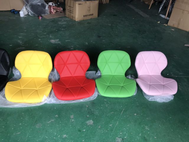 GHẾ TAM GIÁC ĐỦ MÀU