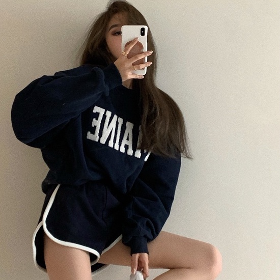 Thời Trang Áo Sweater Form Rộng Và Quần Short Lưng Cao Phong Cách Hong Kong Năng Động Cho Nữ