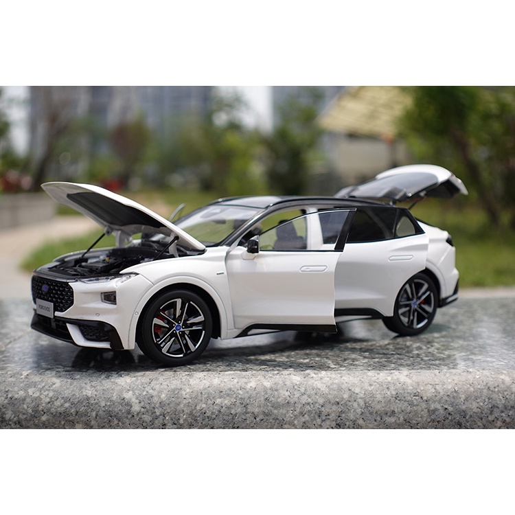 Mô hình sedan Ford Evos tỉ lệ 1:18