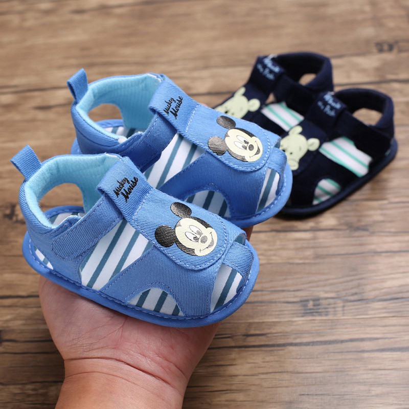Đôi giày sandal canvas bít mũi in hình hoạt hình dễ thương chống trượt cho bé