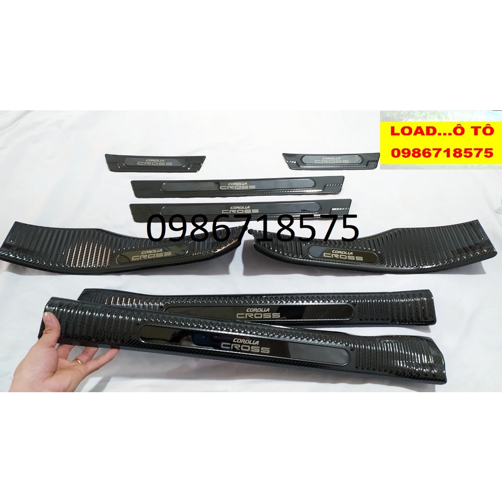 Ốp Bậc Cửa, Nẹp Bước Chân Xe Trong Ngoài Xe Toyota Cross 2023-2020 Chất Liệu Vân carbon Hàng Chữ Bóng Cao Cấp