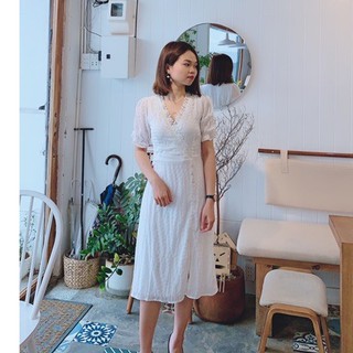 Đầm trắng xẻ tà viền ren