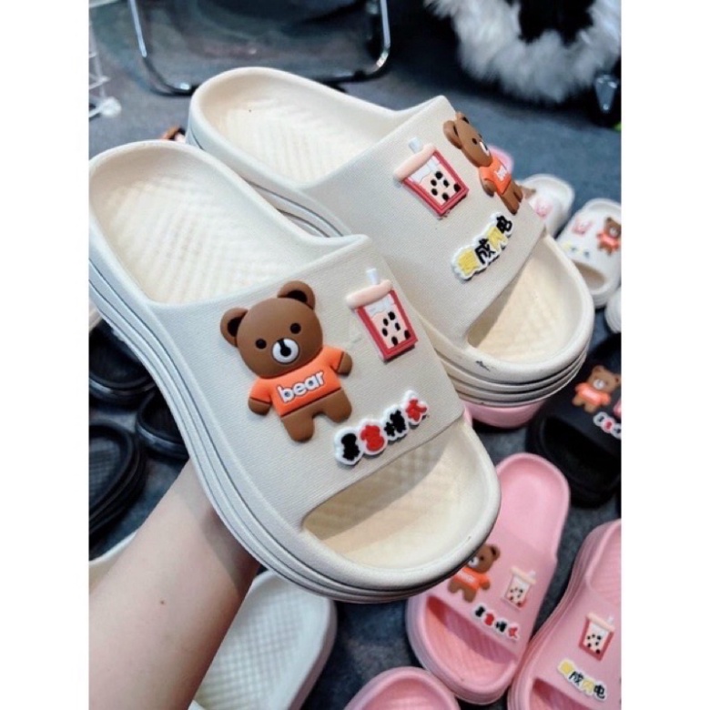 Dép bánh mì nữ viền sóng Đính Sticker Gấu Trà Sữa Siêu Nhẹ Tăng chiều cao 5cm - DL163