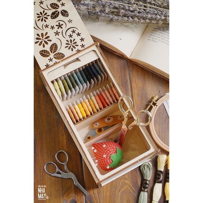 Hộp gỗ hoạ tiết hoa nhí (Floral wooden box)