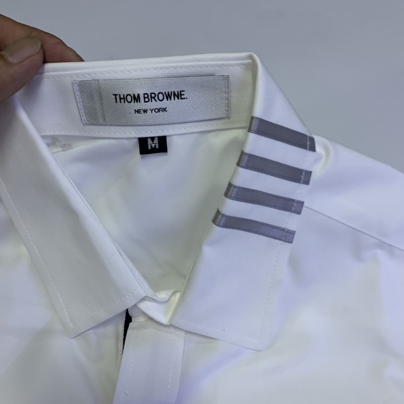 Sơ mi thiết kế thom 3 sọc đứng ở cổ, có túi áo | BigBuy360 - bigbuy360.vn