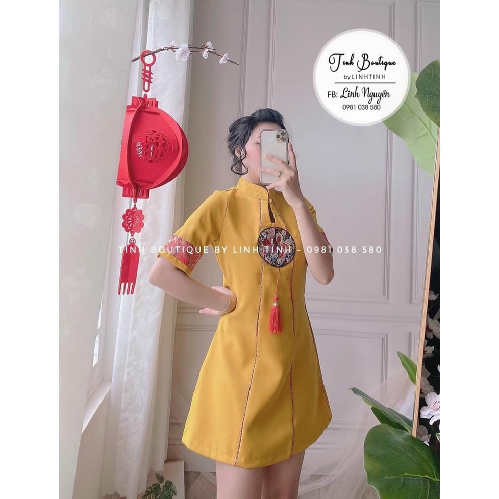 Đầm Cổ Tàu Nữ Dáng Ngắn Khoét Giọt Nước Đính Hình Tròn Trang Trí Chất Vải Dày Dặn Màu Vàng Tôn Dáng. | BigBuy360 - bigbuy360.vn