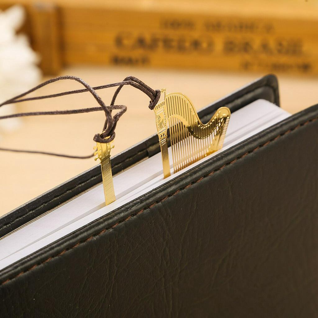 1 dụng cụ đánh dấu trang sách hình đàn Piano bằng kim loại màu vàng dễ thương