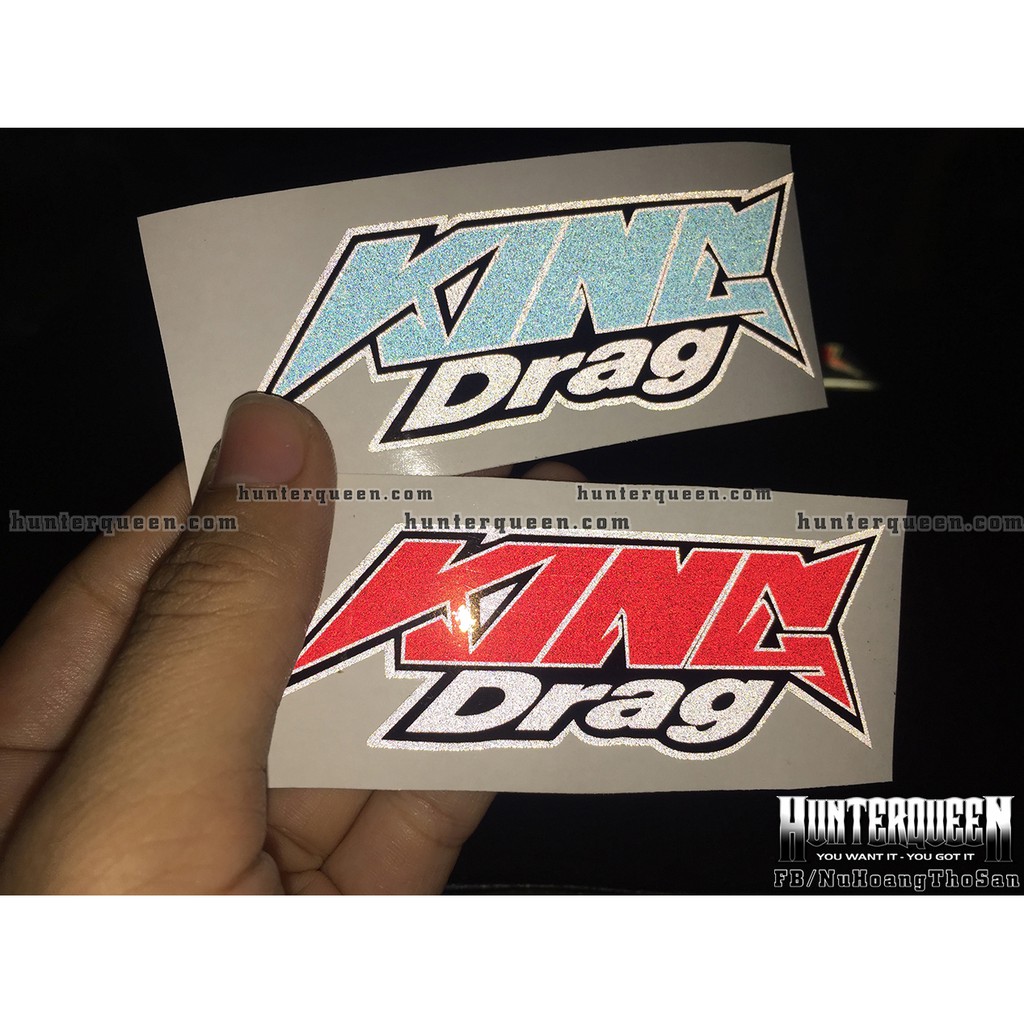 Chữ King Drag xanh đỏ phản quang [9.4x3.1cm]. Decal cao cấp chống nước, tem dán trang trí nón bảo hiểm, logo sticker