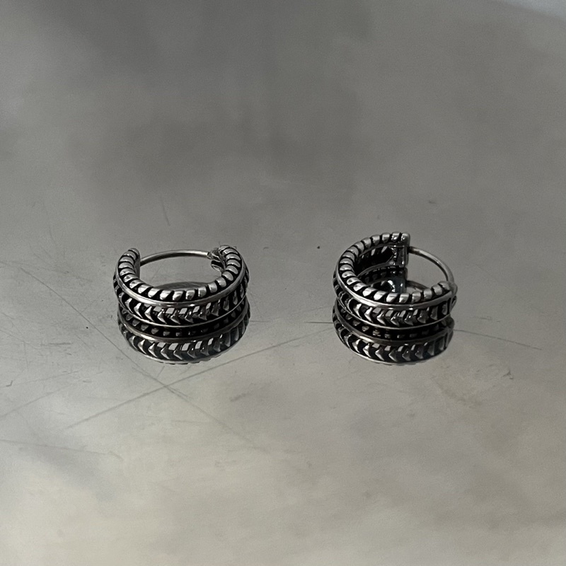 Khuyên tai chrome heart dạng xỏ lỗ thép titan không gỉ