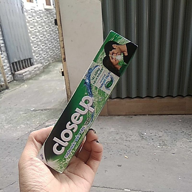 tuýp kem đánh răng Closeup bạc hà the mát 30gr