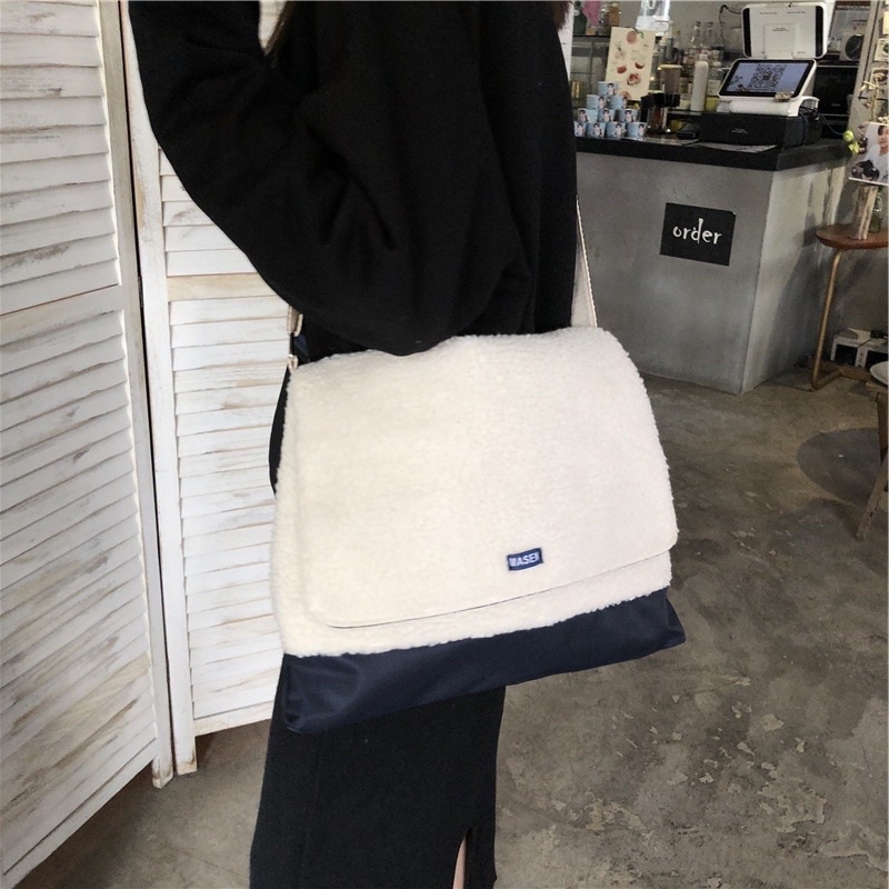 Túi xách Bymood đi học HAPPY đeo chéo dáng vuông, thiết kế Hàn Quốc trẻ trung với lông mềm, quai vải
