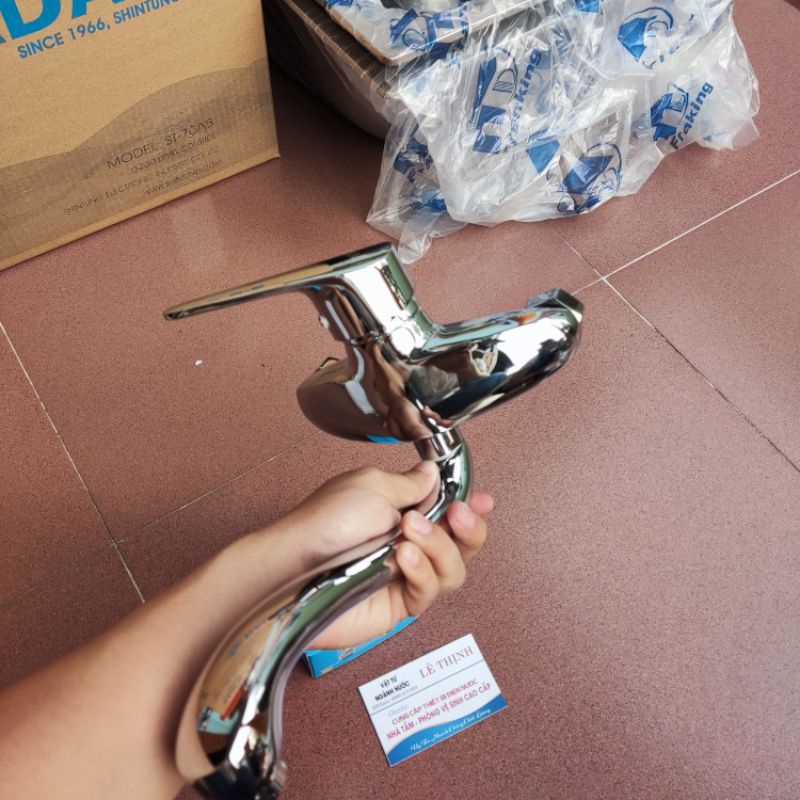 Vòi rửa bát nóng lạnh cứng thân đồng kèm chân bắt