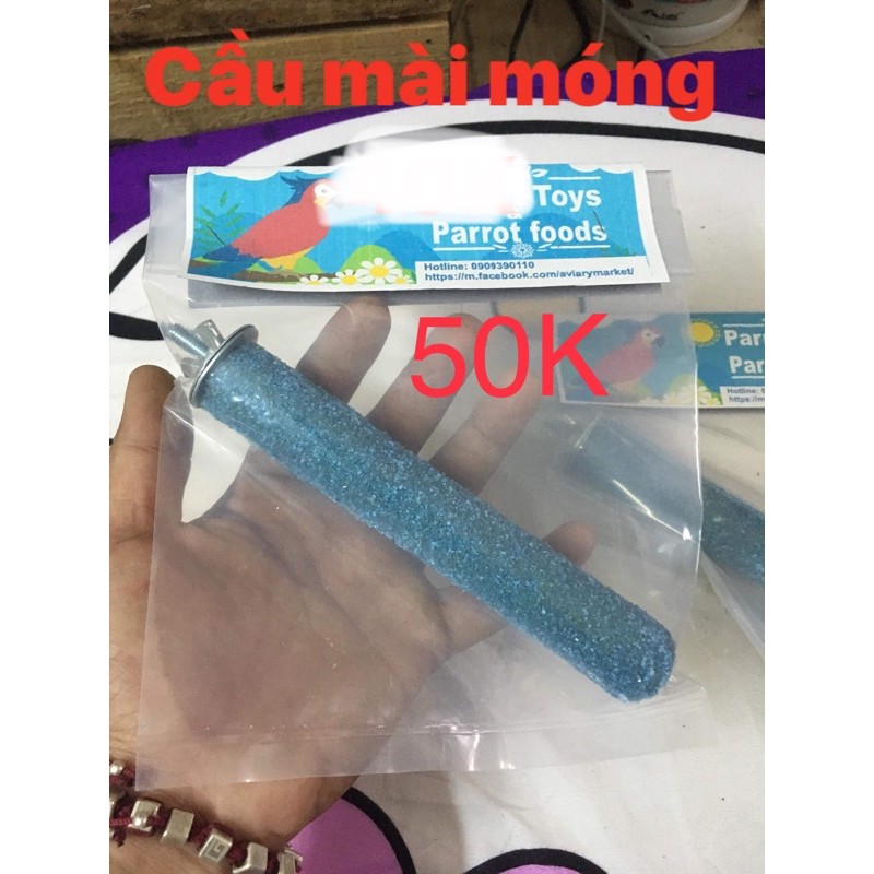 Cầu mài móng cho vẹt màu ngẫu nhiên.