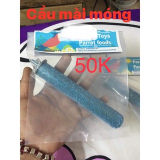 Cầu mài móng cho vẹt màu ngẫu nhiên.