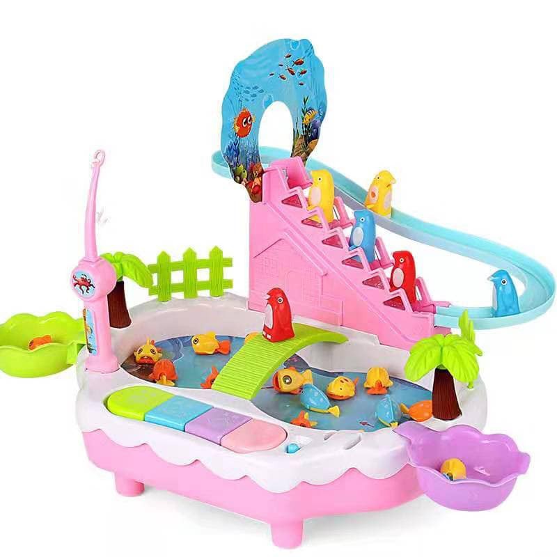 Bộ câu cá kèm chim cánh cụt leo cầu thang