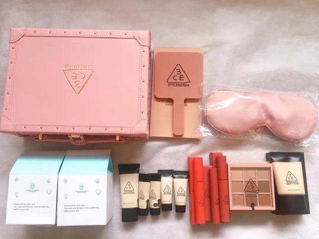 Gương và cọ và túi trang điểm 3ce hot và nhiều quà tặng khác