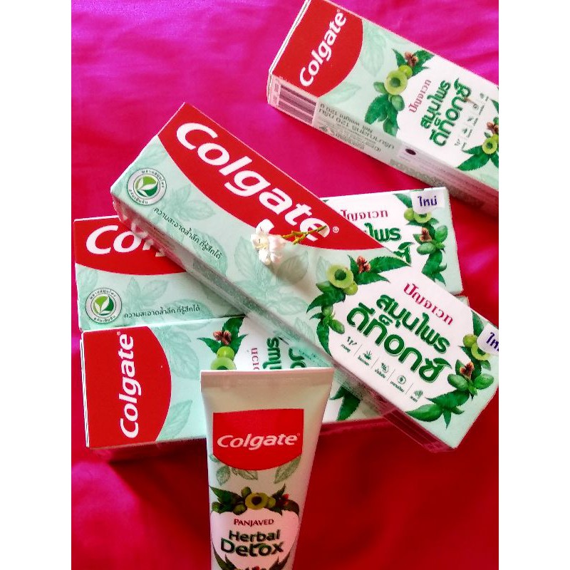 Kem đánh răng Colgate thảo mộc thiên nhiên Herbal Detox (120g)