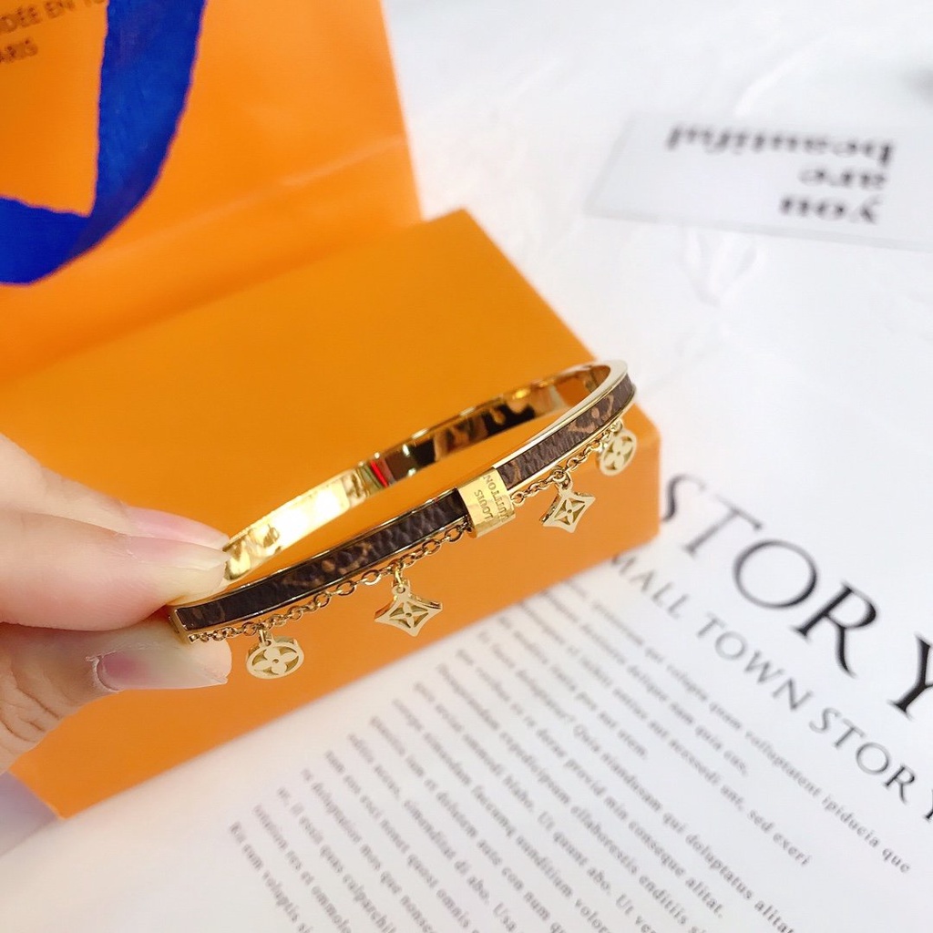 Vòng Tay Louis Vuitton Bằng Thép Titan Họa Tiết LV Monogram