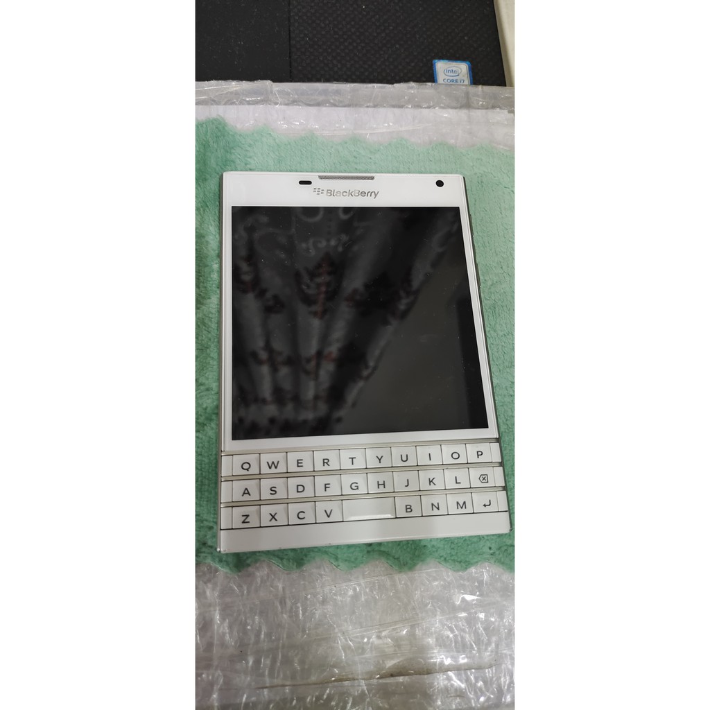 Điện thoại Blackberry Passport màu trắng