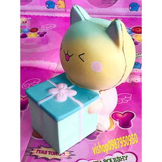 SQUISHY MÈO ÔM HỘP QUÀ XANH