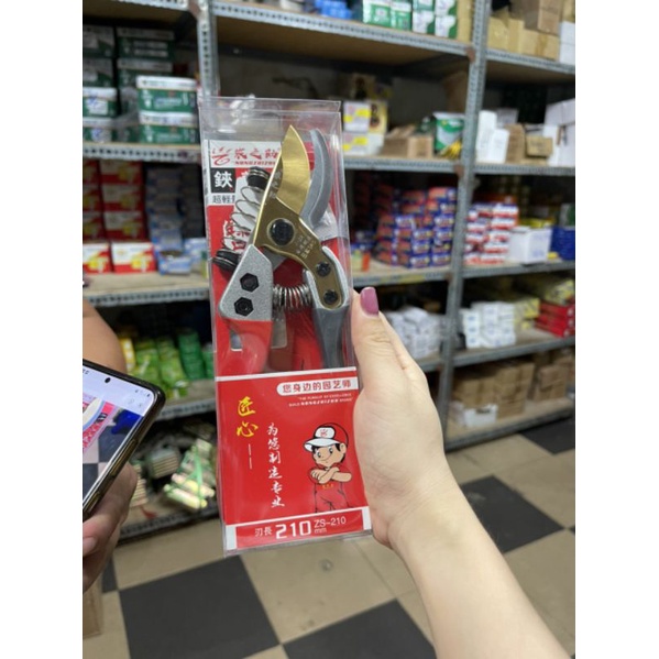 Kéo cắt cành NONGZHIZHU cán xám đỏ, lưỡi kéo sử dụng thép SK5 siêu bền.