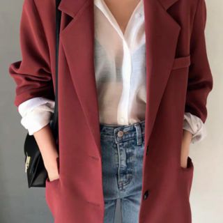 Blazer đỏ đô lót trắng