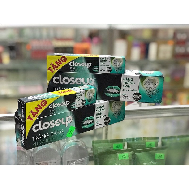 Kem đánh răng Closeup trắng răng dừa than hoạt tính 180g
