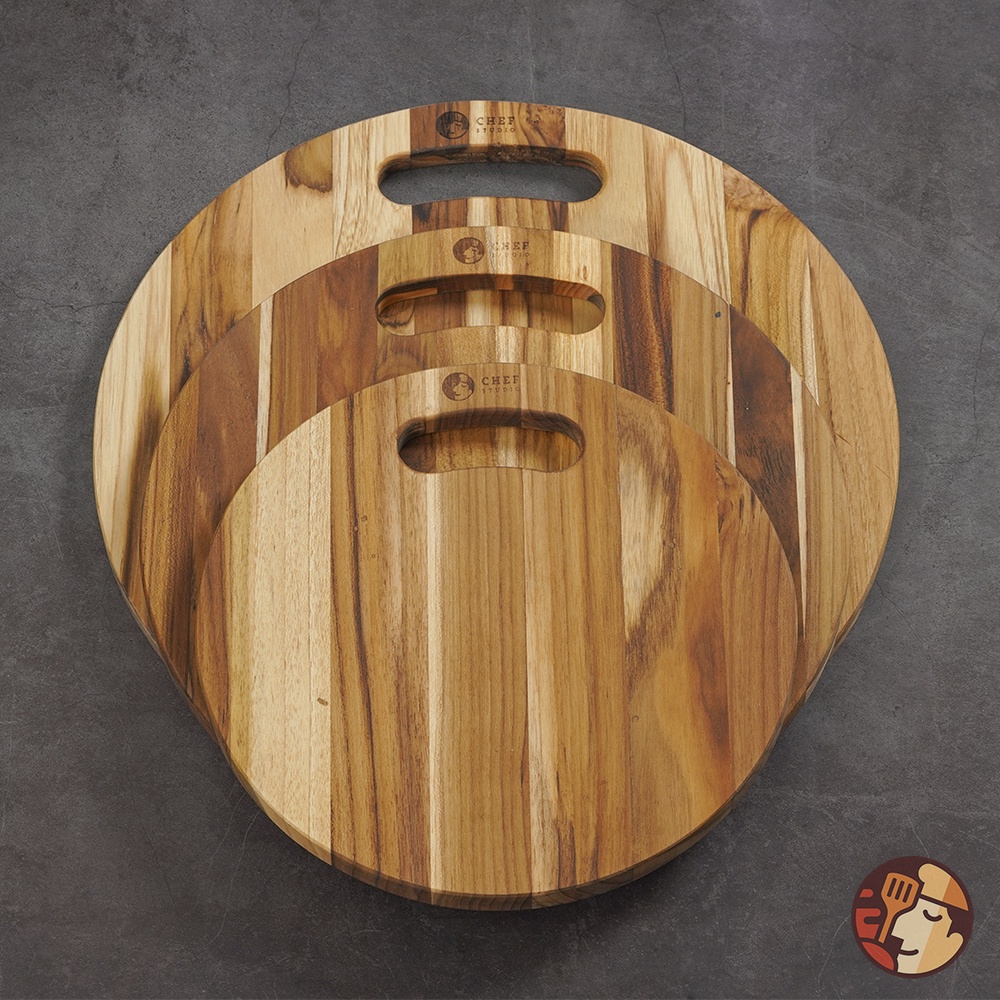 Thớt gỗ Teak Chef Studio cao cấp hình tròn có tay nắm cong, dày 1.4 cm dùng cho cắt thái và trang trí