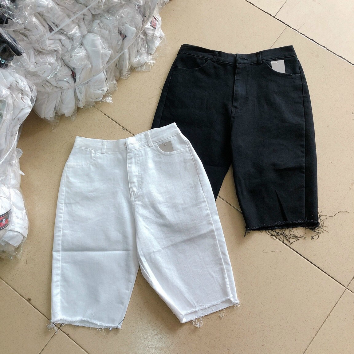 Quần ngố kaki nữ lưng cao siêu hót. Chất liệu kaki giả jean co giãn dày mềm. Size s.m.l 40-55 ký mang vừa