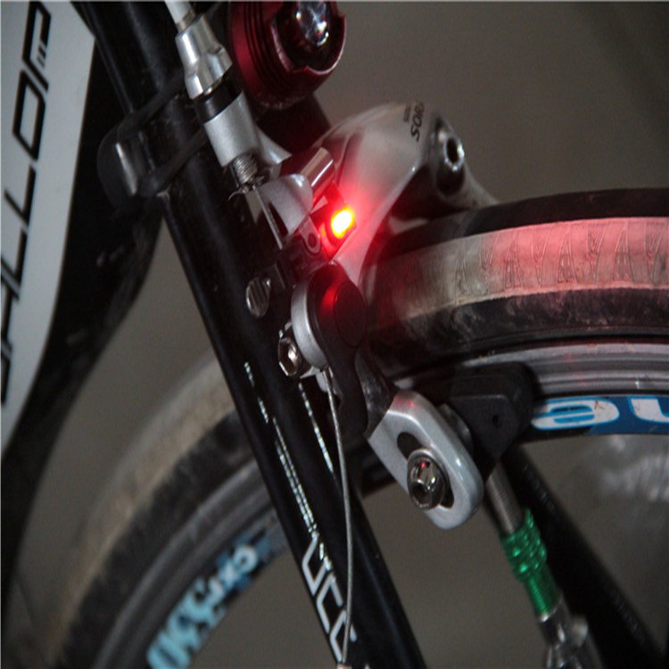 Đèn led xe đạp GADO tự động sáng khi bóp thắng