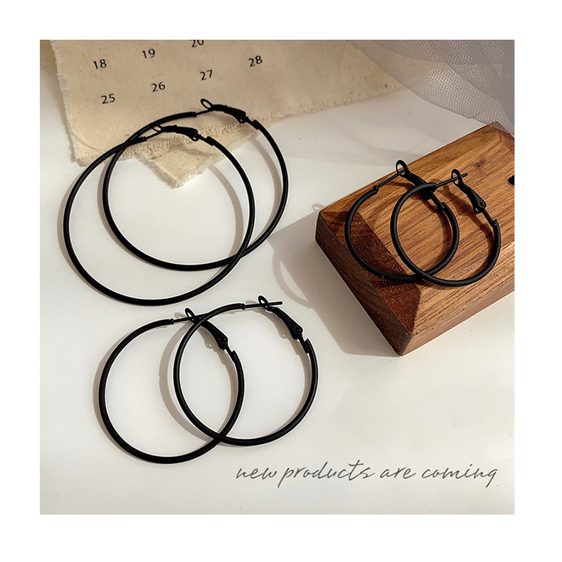 Khuyên Tai Tròn Lớn Màu Đen Đơn Giản Cá Tính Phong Cách Hàn Quốc