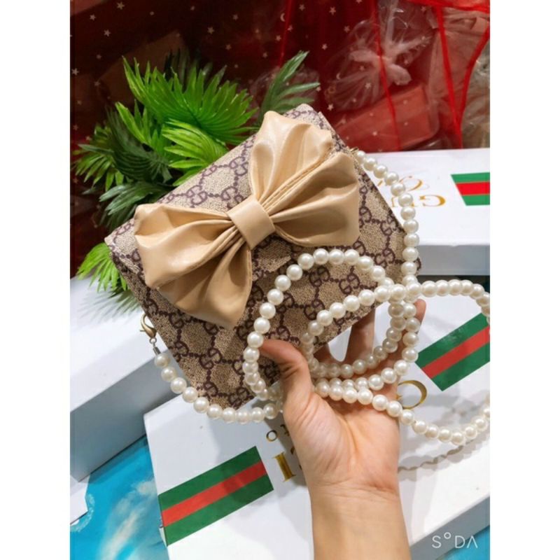 Túi xách nữ đeo chéo nơ phối dây ngọc siêu xinh.