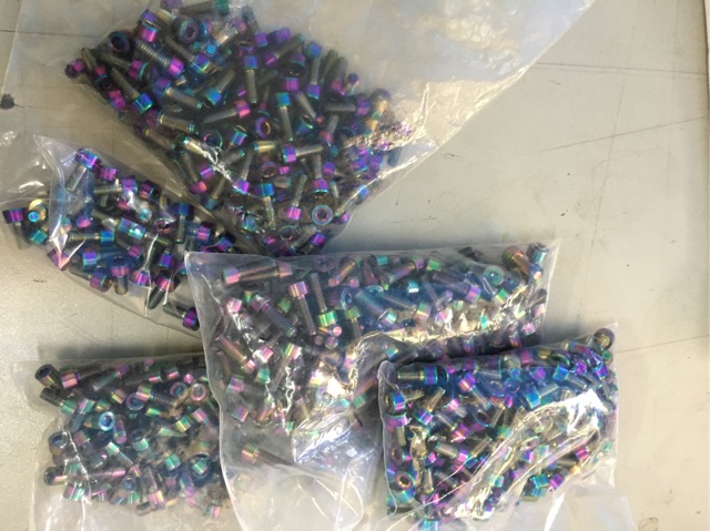 Ốc titan M4 đầu trụ