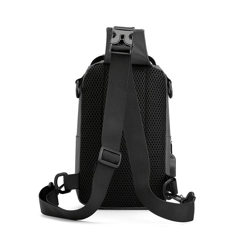 Túi đeo chéo nam vải Polyester kháng nước chống bám bụi tích hợp cổng sạc USB tiện dụng TC116