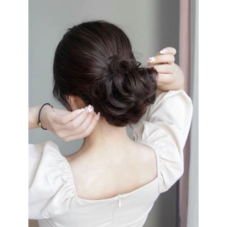 Búi cột xoăn tóc giả