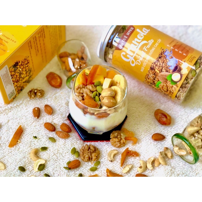 Granola ăn kiêng Tuệ Minh cao cấp mix 12 loại hạt, Ngũ cốc giảm cân thêm Macca, Óc chó, Nho, Dâu tây