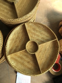 Mẹt tre chia ngăn.