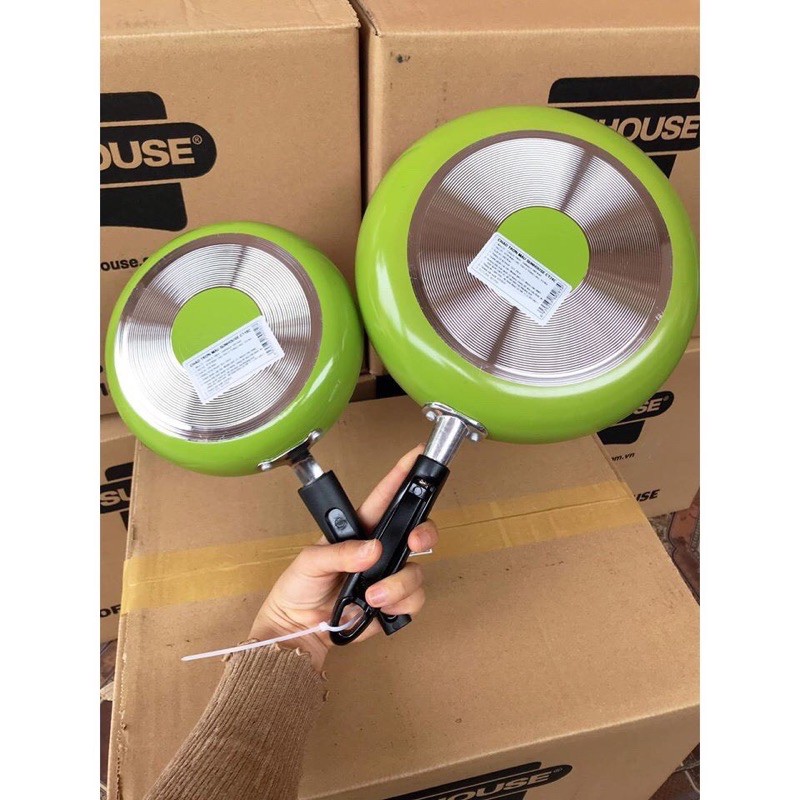 Bộ chảo chống dính loại 18cm và 24 cm.