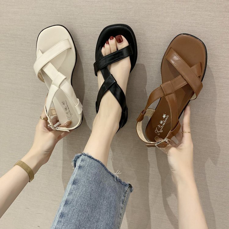 Giày Sandal Nữ Đế Thấp Hở Ngón Quai Chéo Bằng Da