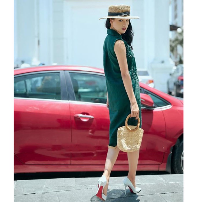 Đầm suông Linen tưng gân sát nách cổ bẻ thêu hoa trẻ trung, có 2 màu lựa chọn