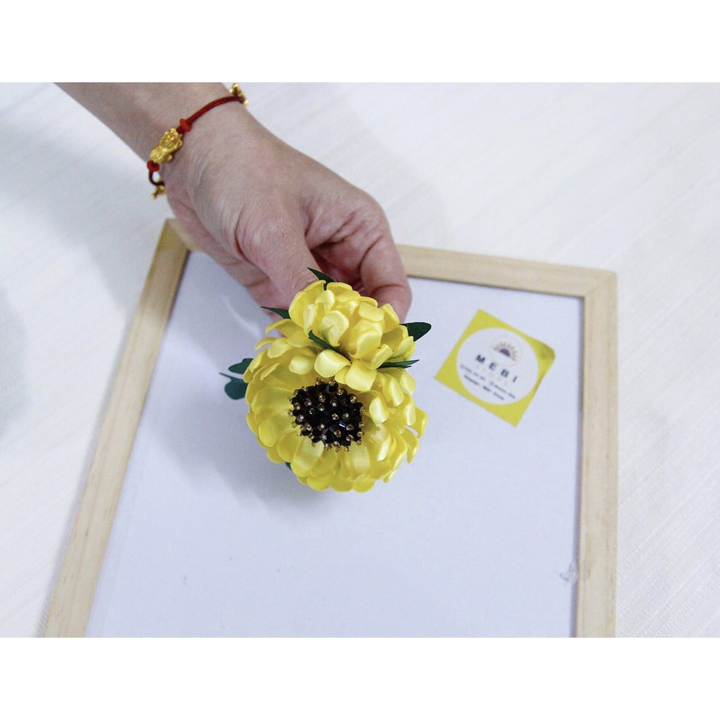 (ảnh thật 100%) Hoa cài áo handmade mẫu cúc vàng đôi nhụy pha lê đen (no box)